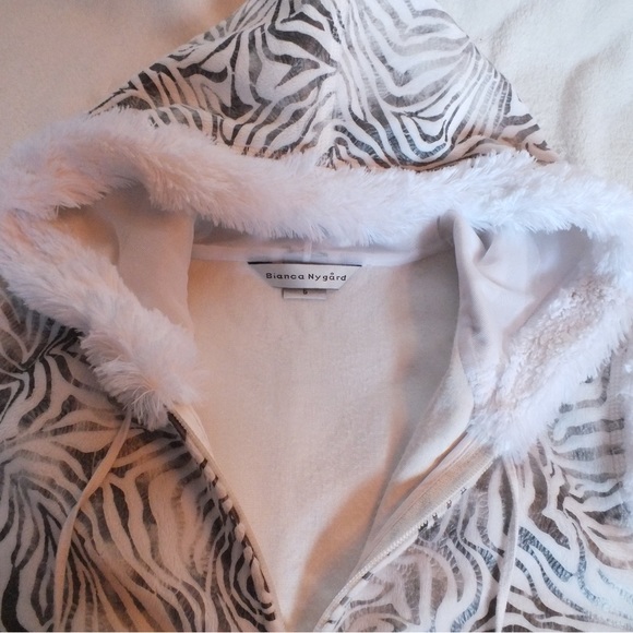 Designer Vest - Picture 2 of 3